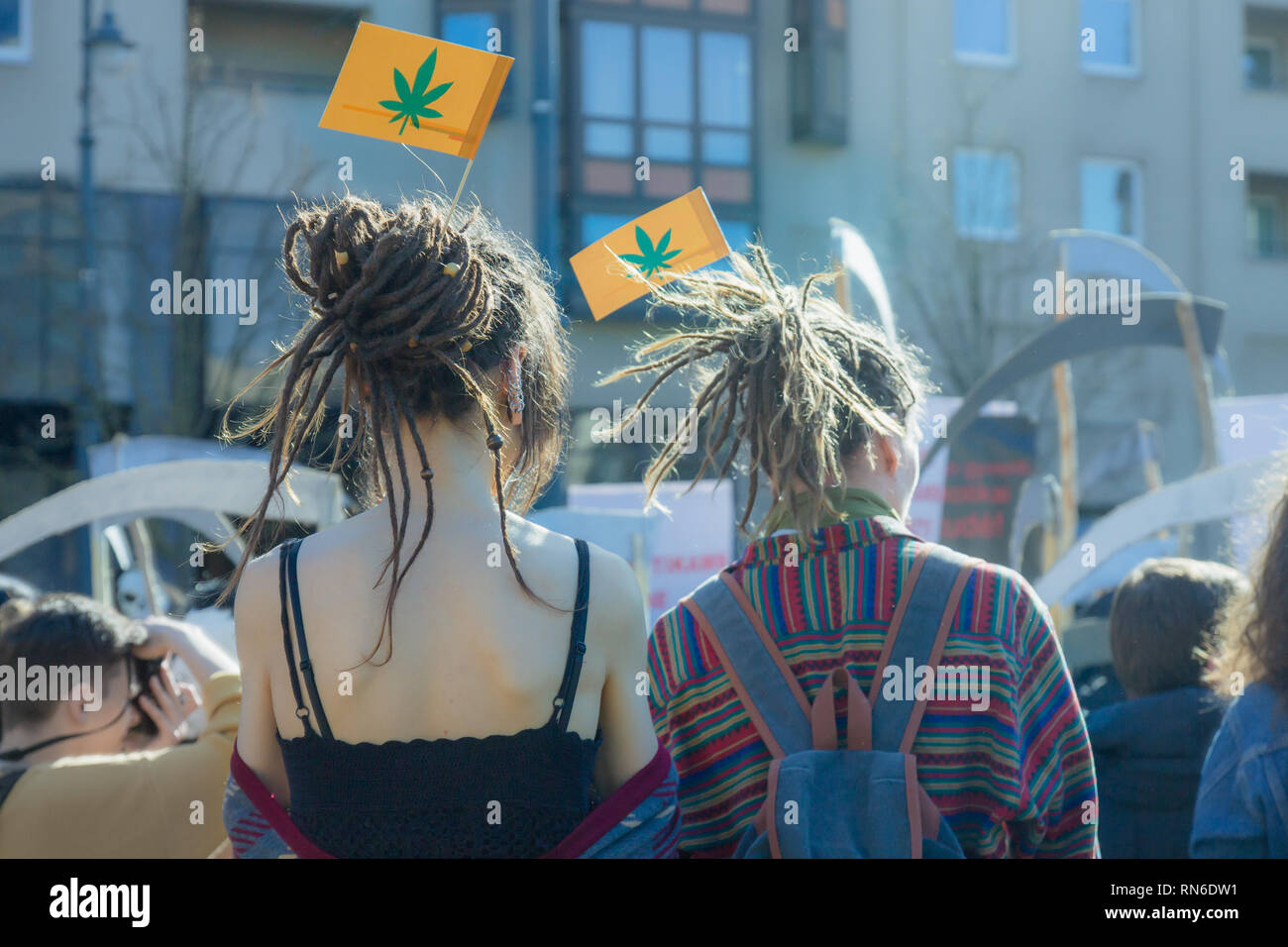 Due giovani - un ragazzo e una ragazza con dreadlocks sostenere la legge sulla legalizzazione della marijuana. Protesta e di conflitto. Le bandiere con il simbolo di erbaccia. Foto Stock