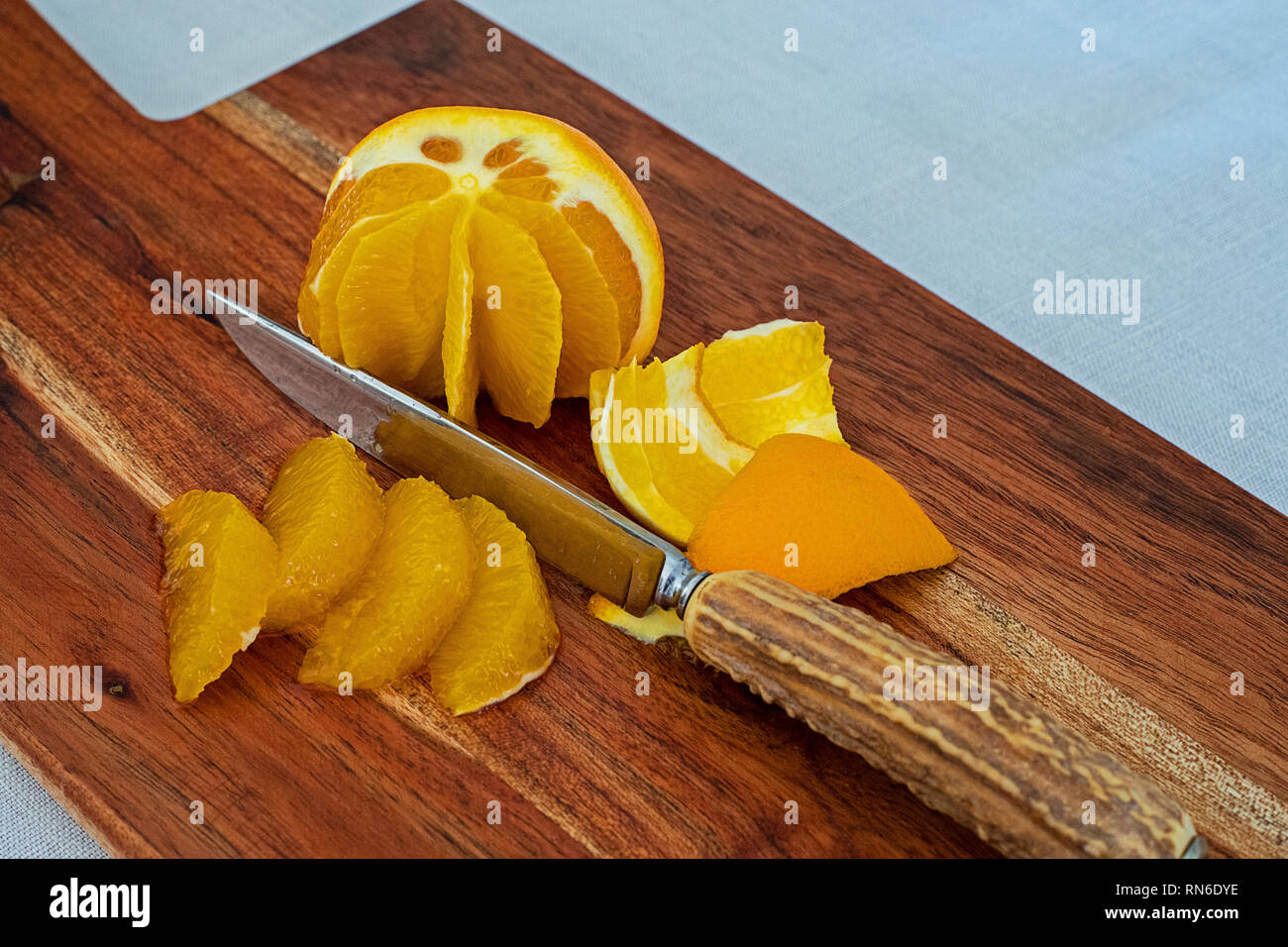 Sbucciare le arance e filetto di loro. Foto Stock