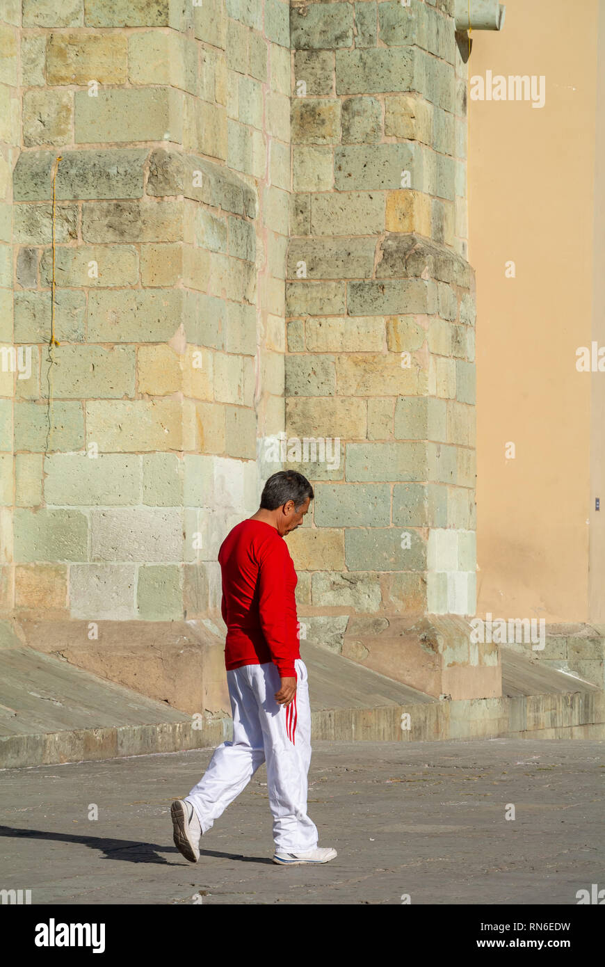 Uomo locale a piedi in strada, Oaxaca, Messico Foto Stock