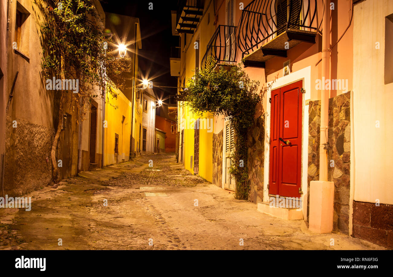 Strette stradine antiche durante la serata nella piccola città medievale di Bosa, l'isola di Sardegna, Italia Foto Stock