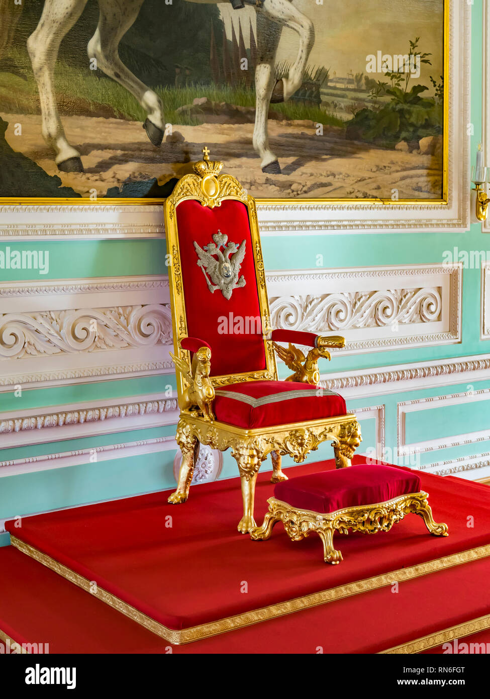 18 Settembre 2018: Peterhof, San Pietroburgo, Russia - il trono di incoronazione di Nicola I in la neoclassica Sala del Trono di Peterhof Palace. Foto Stock