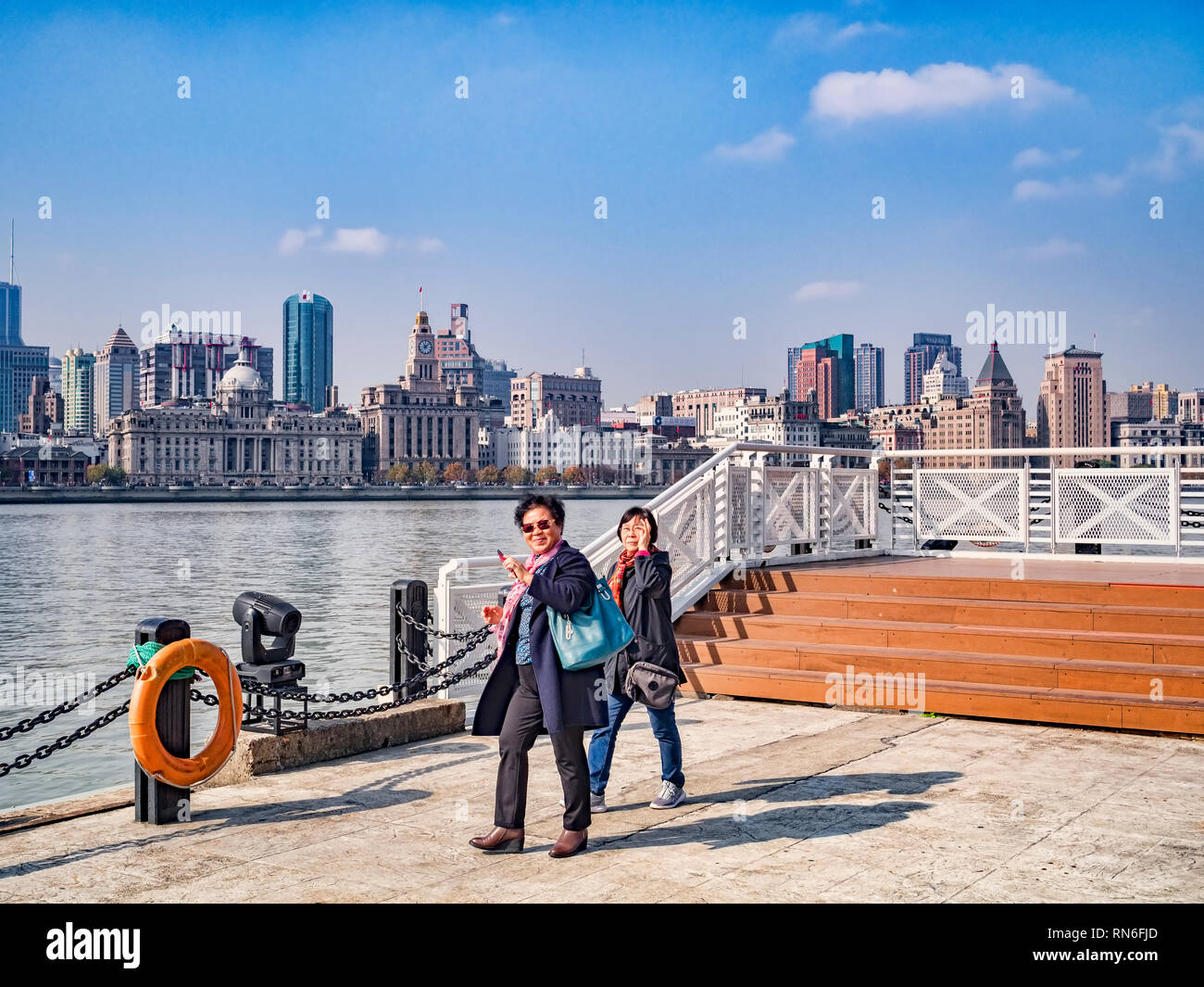 1 Dicembre 2018: Shanghai in Cina - Ai visitatori di camminare sulla riva del fiume Huangpu sul lato di Pudong, di fronte al Bund, Shanghai. Foto Stock