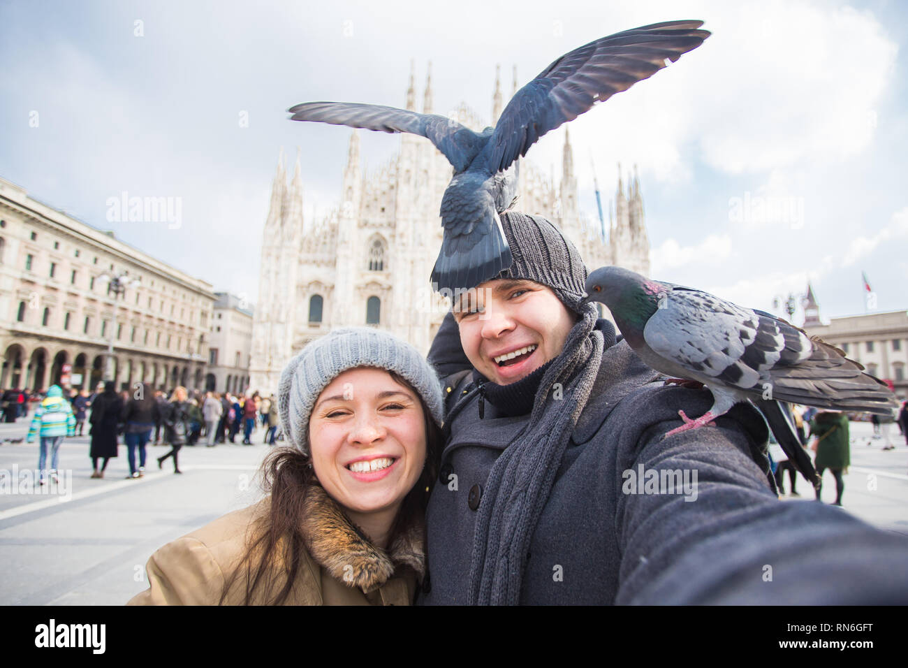 Viaggi, Italia e divertente giovane concetto - Happy turisti prendendo un autoritratto con piccioni nella parte anteriore del Duomo di Milano Foto Stock