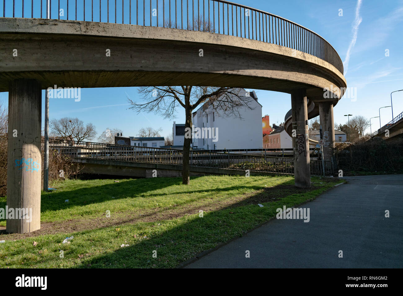Avvolgimento bike trail conduce in un bellissimo sfondo cielo Lichtenbroich in Dusseldorf, Germania Foto Stock