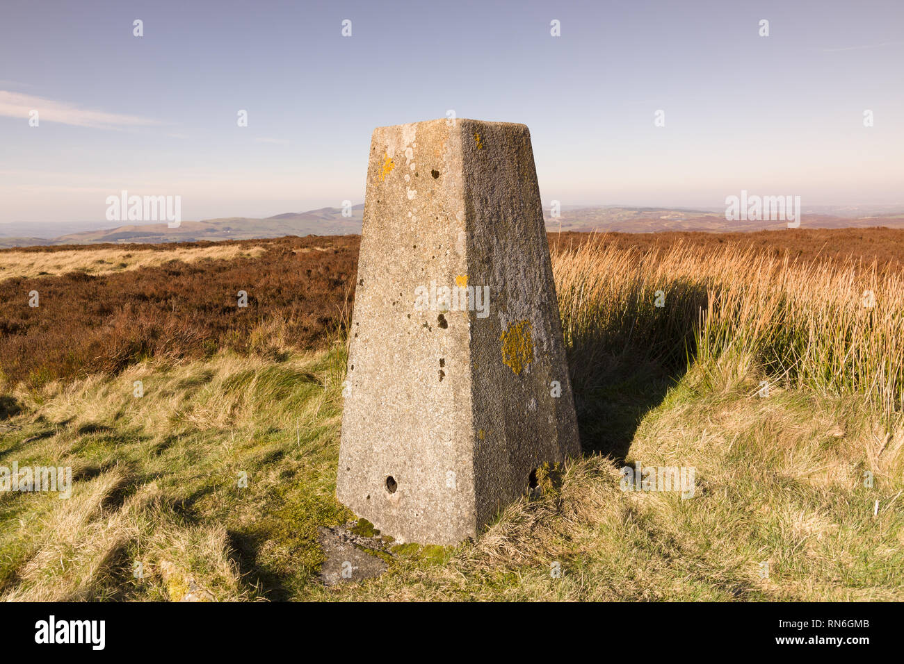 Ordnance Survey punto di triangolazione o pilastro sul vertice di Cyrn y cervello il Galles del Nord. Costruito negli anni Trenta del Novecento e utilizzato per la mappatura e rilevamento topografico Foto Stock