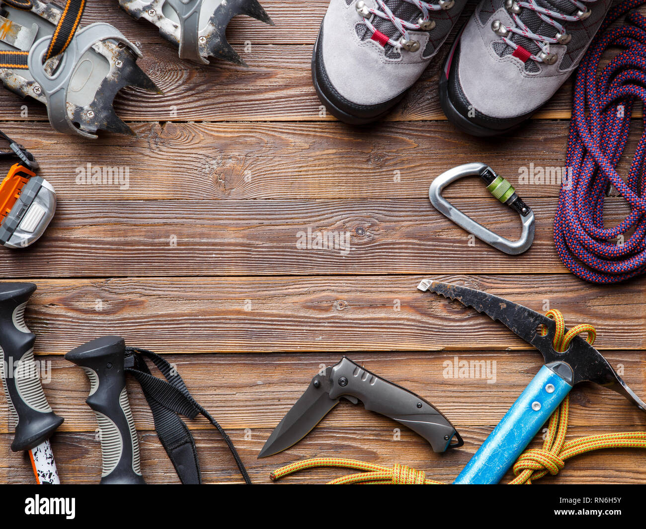 Immagine sulla sommità di bastoncini da sci, scarponi, picks su sfondo di legno. Foto Stock