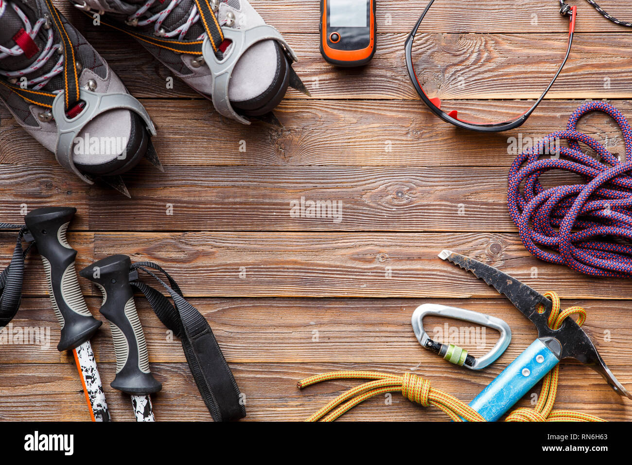Immagine sulla sommità di bastoncini da sci, scarponi, picks su sfondo di legno. Foto Stock