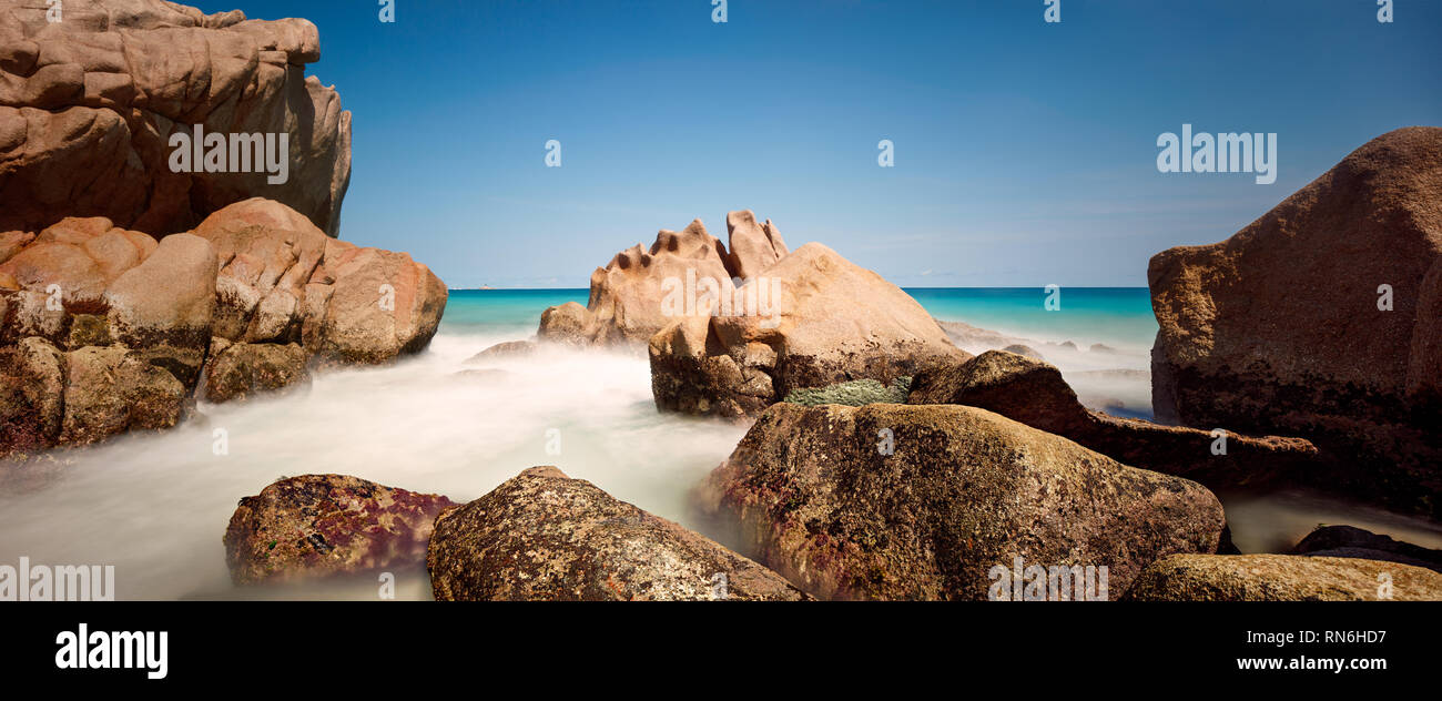 Una lunga esposizione di misty mare e rocce Foto Stock