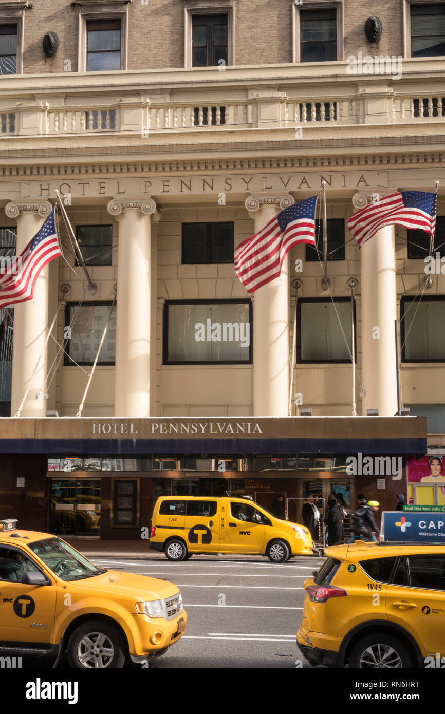 I taxi di fronte all'Hotel Pennsylvania, Settima Avenue, New York, Stati Uniti d'America Foto Stock