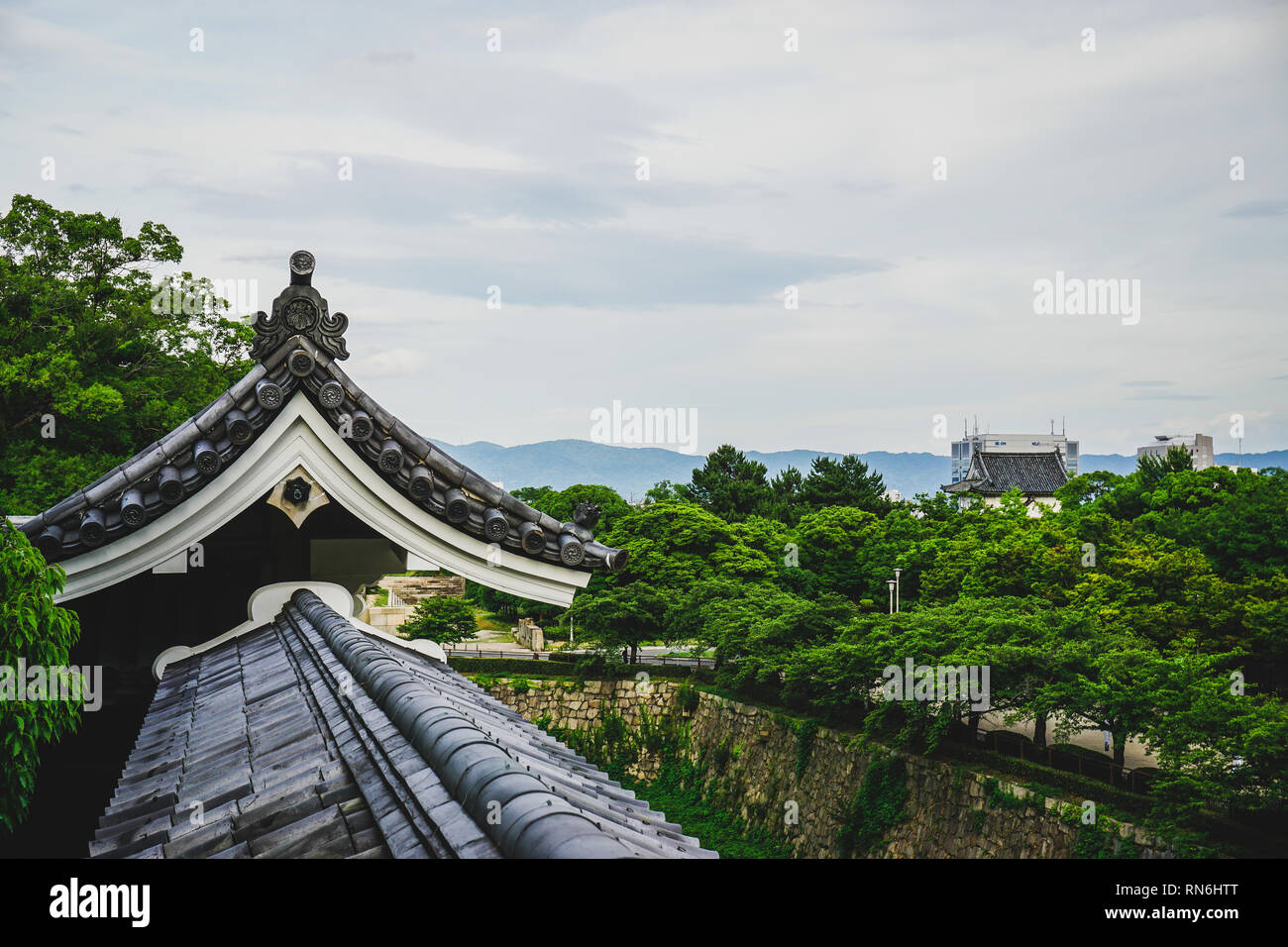 Il castello di Osaka in serata Foto Stock