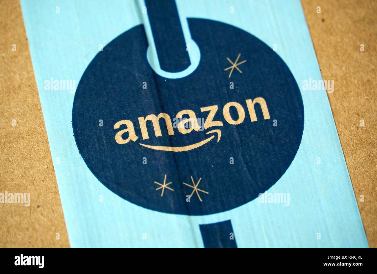 MONTREAL, Canada - 1 gennaio 2019: la perfezione del Amazon pacchetto vacanza con il logo. Amazon, è un americano di tecnologia azienda concentrandosi sul commercio elettronico e i servizi cloud Foto Stock