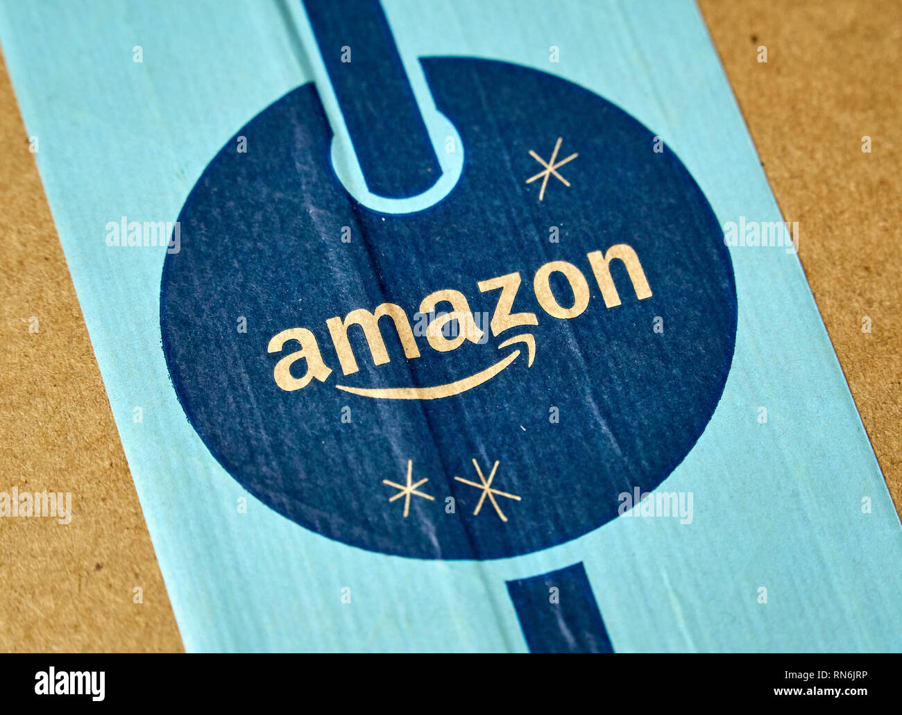 MONTREAL, Canada - 1 gennaio 2019: la perfezione del Amazon pacchetto vacanza con il logo. Amazon, è un americano di tecnologia azienda concentrandosi sul commercio elettronico e i servizi cloud Foto Stock