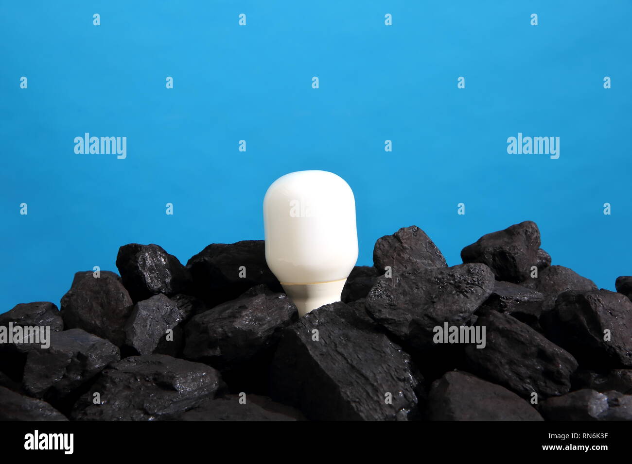 Una lampada fluorescente bloccati nel mezzo di un disco del carbone heap. Foto Stock