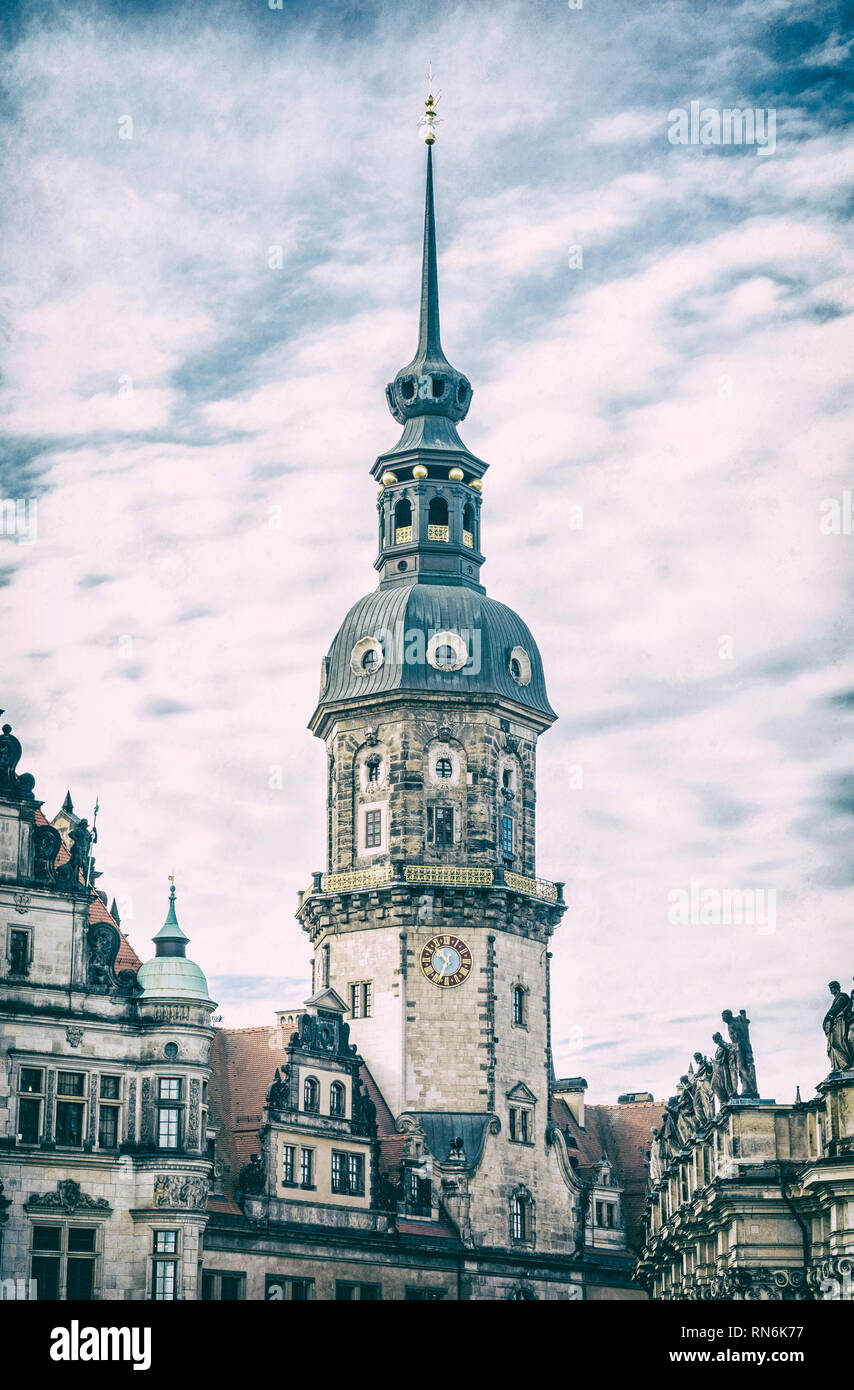 Hausmannsturm, castello di Dresda, Germania. Scena architettonica. Destinazione di viaggio. Foto analogico filtro con graffi. Foto Stock