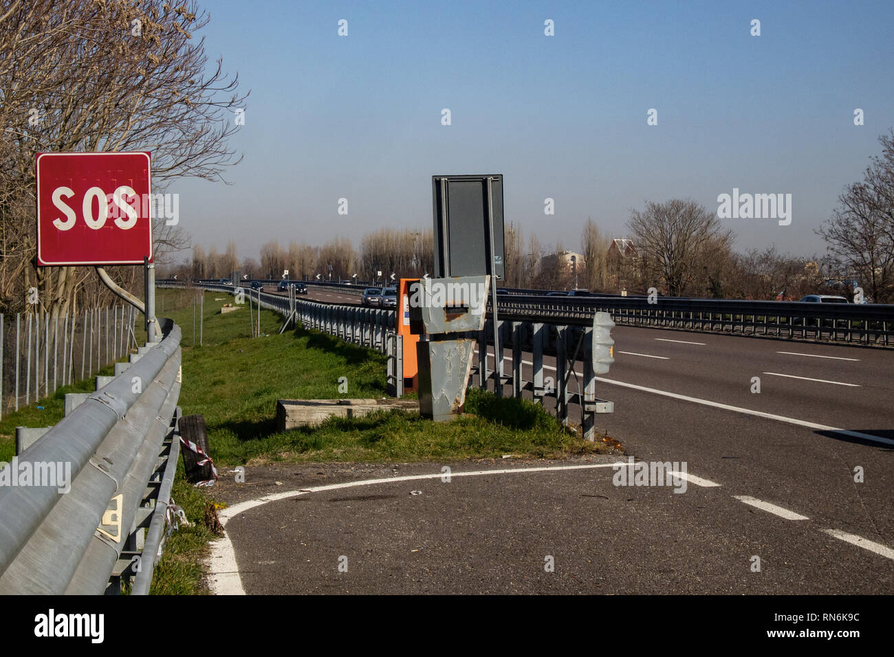 Rilevatore di velocità nascosto dietro una barriera stradale in corrispondenza di un arresto di emergenza su autostrada Foto Stock