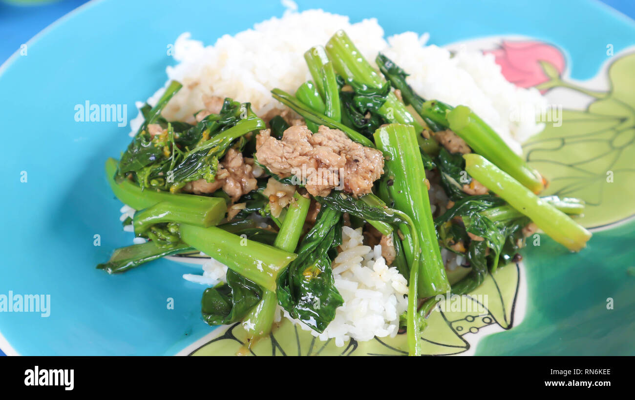 Mescolare verdure fritte con riso o saltate in padella Senape cinese verde  in cibo tailandese Foto stock - Alamy