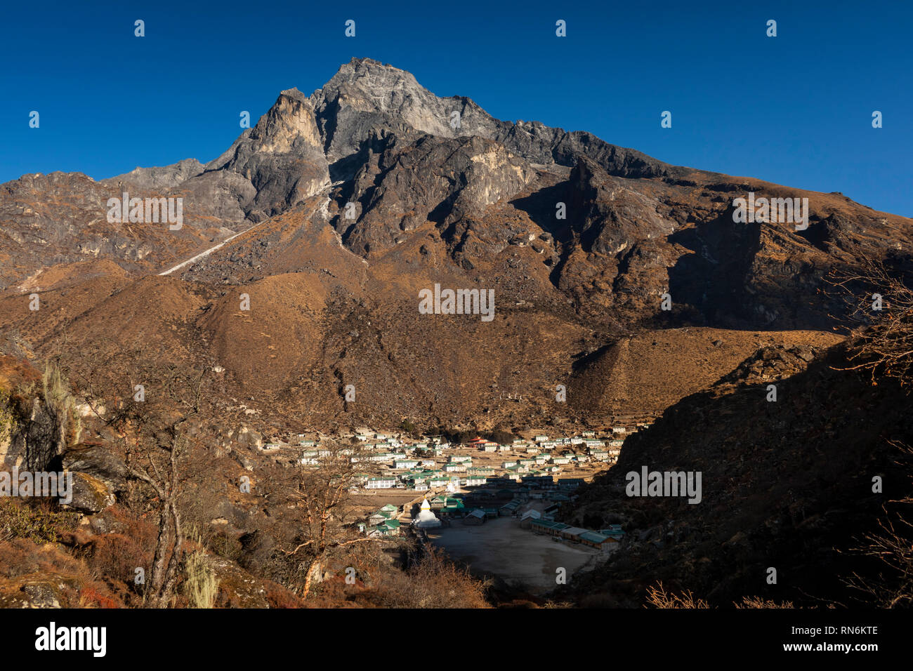 Il Nepal, il Campo Base Everest Trek, Khumjung, vista in elevazione del villaggio sotto il monte Thame Foto Stock