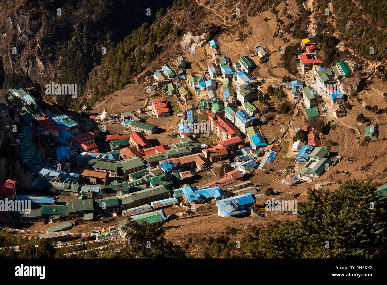 Il Nepal, Namche Bazaar, vista in elevazione della città dal percorso a Syangboche e Everest View Hotel Foto Stock