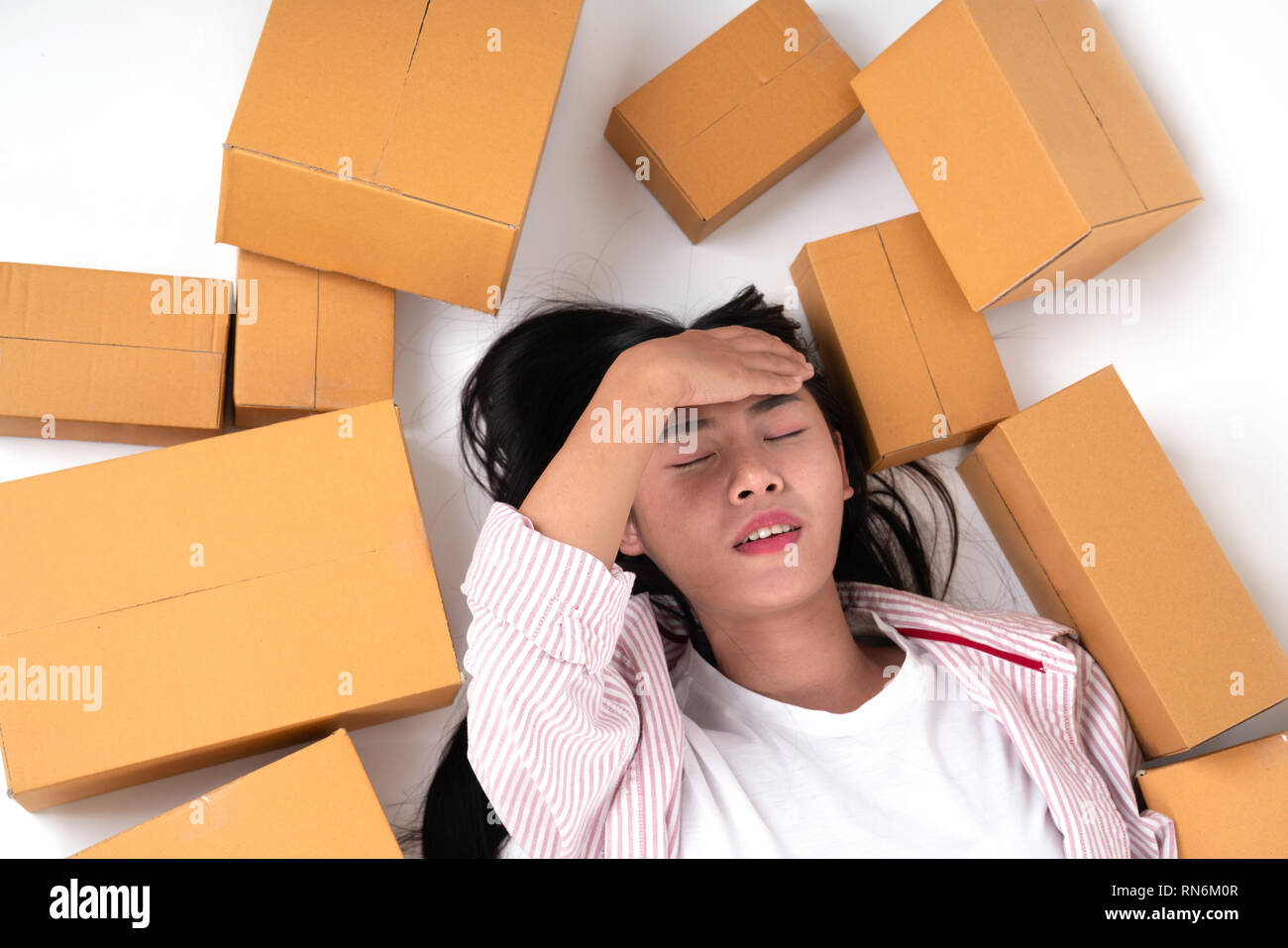 Donna felice con molti parcel box per la consegna al cliente o molti box da shopping online Foto Stock