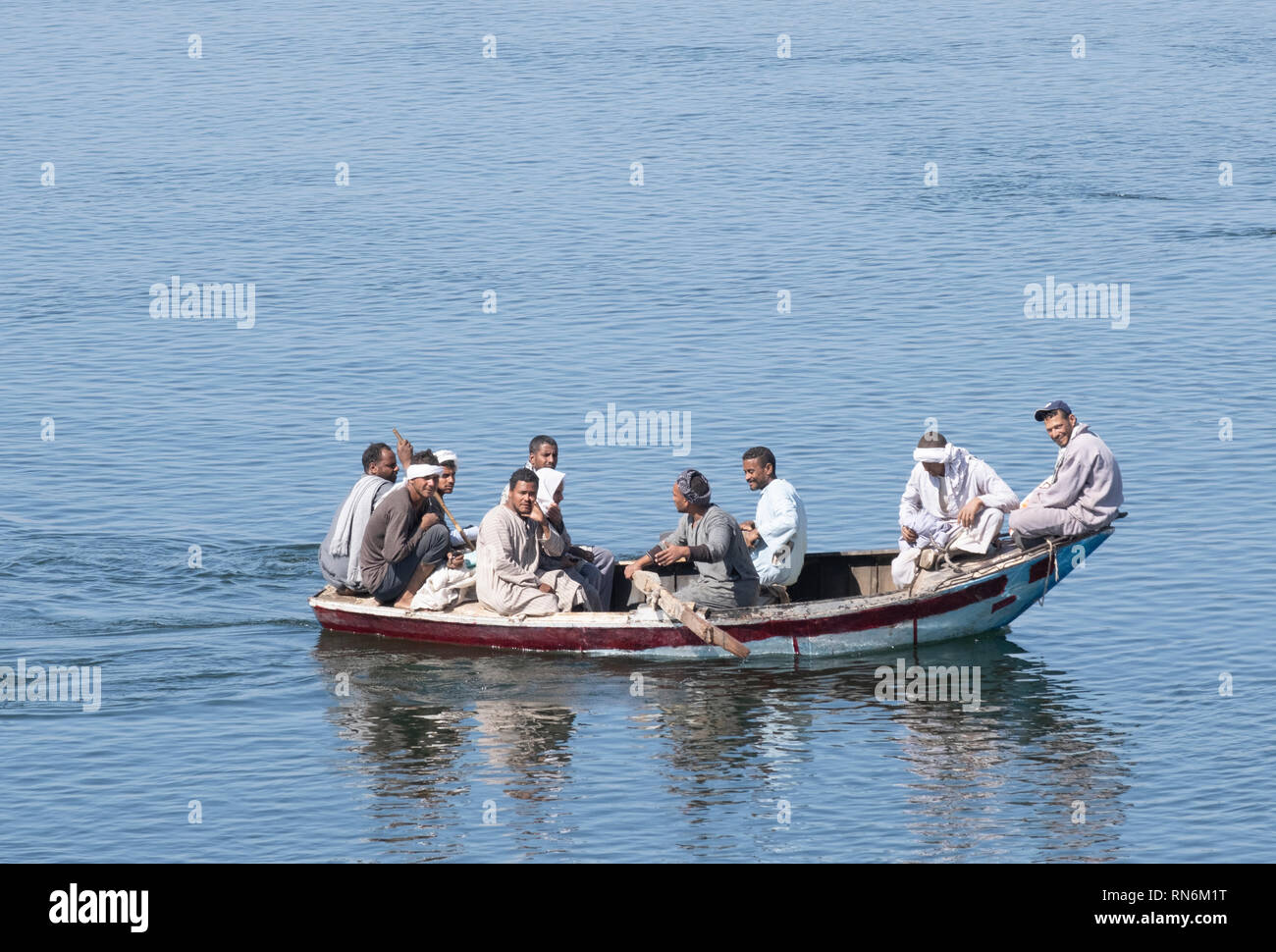 Uomini egiziano in barca sovraffollate Foto Stock