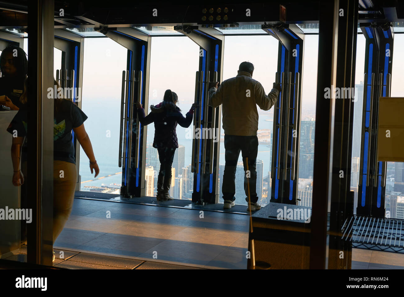CHICAGO, IL - circa marzo, 2016: la piattaforma di inclinazione a John Hancock Center dell'Osservatorio. Il John Hancock Center è un grattacielo supertall a 875 Nort Foto Stock
