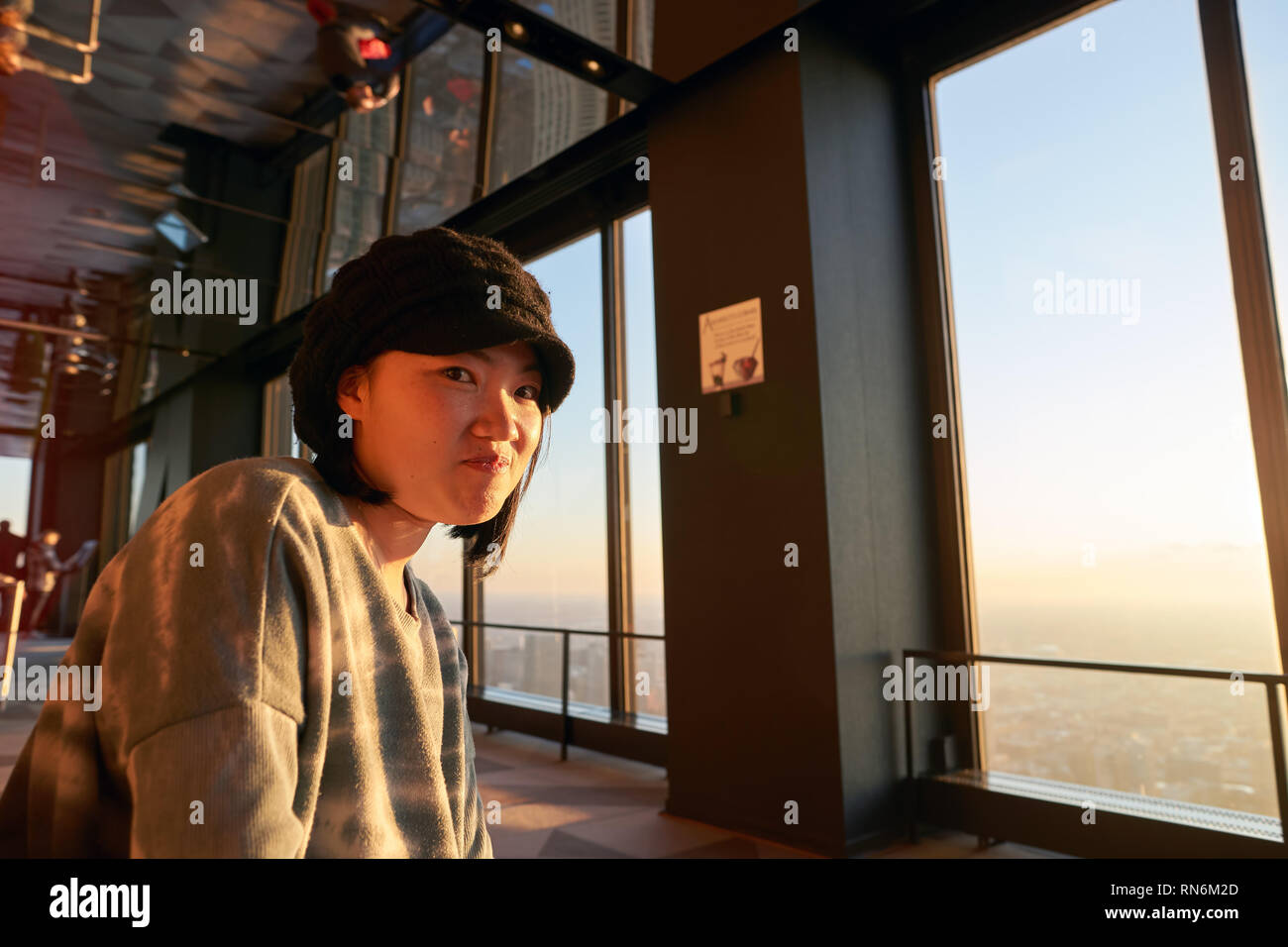 CHICAGO, IL - circa marzo, 2016: coperta ritratto del visitatore presso la John Hancock Center dell'Osservatorio. Il John Hancock Center è un supertall skyscrape Foto Stock
