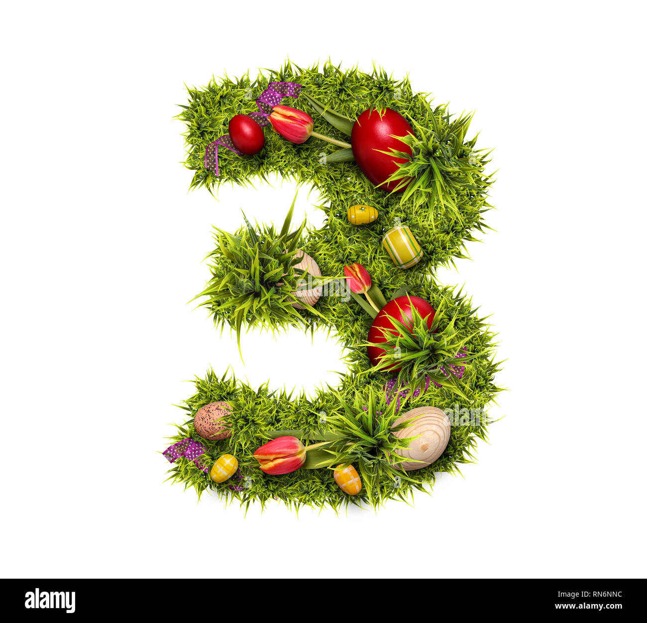 Vacanze di Pasqua numero 3 fatta di fresca erba verde e uova di Pasqua isolato su sfondo bianco Foto Stock