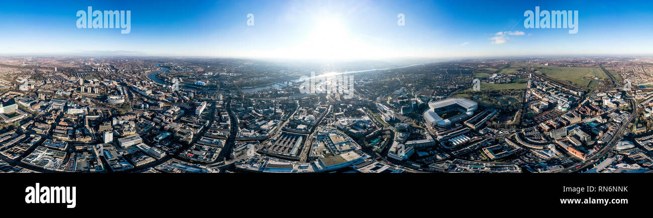 Newcastle upon Tyne antenna 360 paesaggio panoramico vista in Inghilterra, Regno Unito. Splendido skyline della città e i luoghi più famosi, Central Downtown edifici urbani Foto Stock