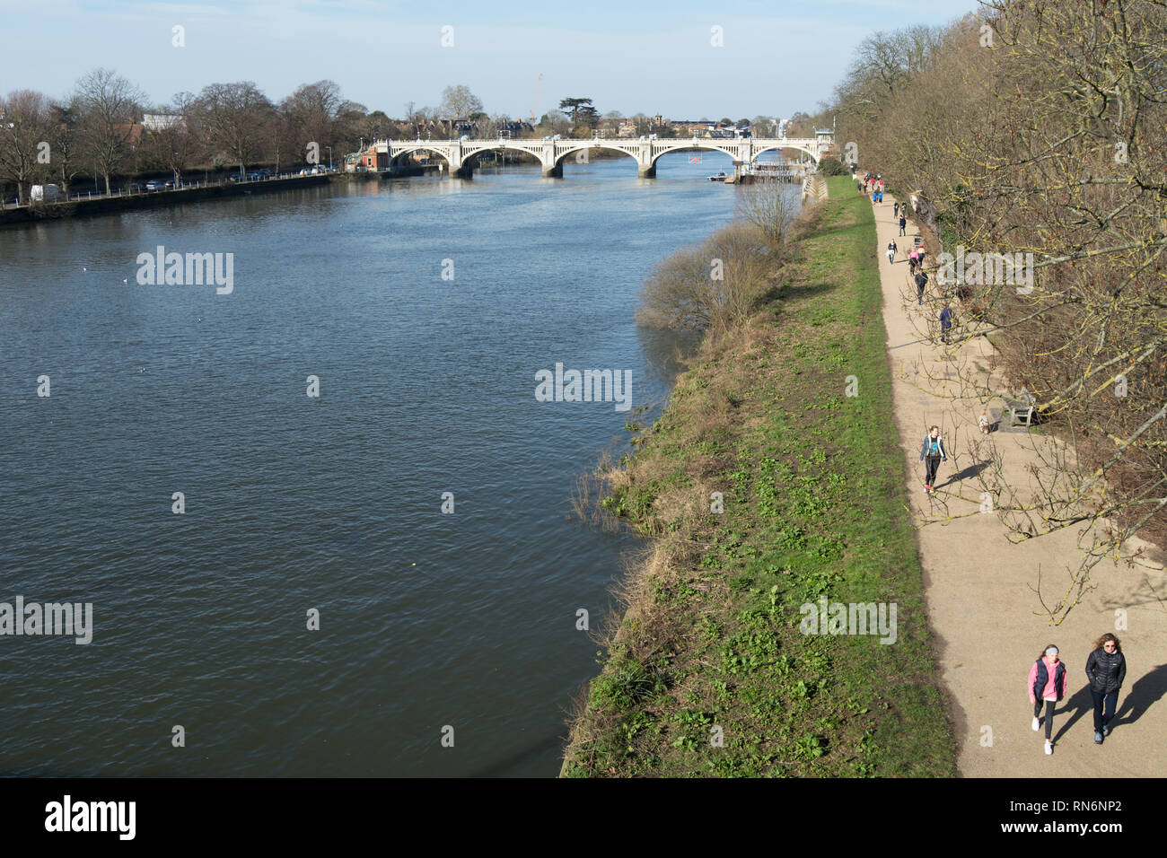 Vista verso richmond serratura dall'altezza del ponte di Twickenham, con domenica pomeriggio walkers accanto al fiume Tamigi Foto Stock
