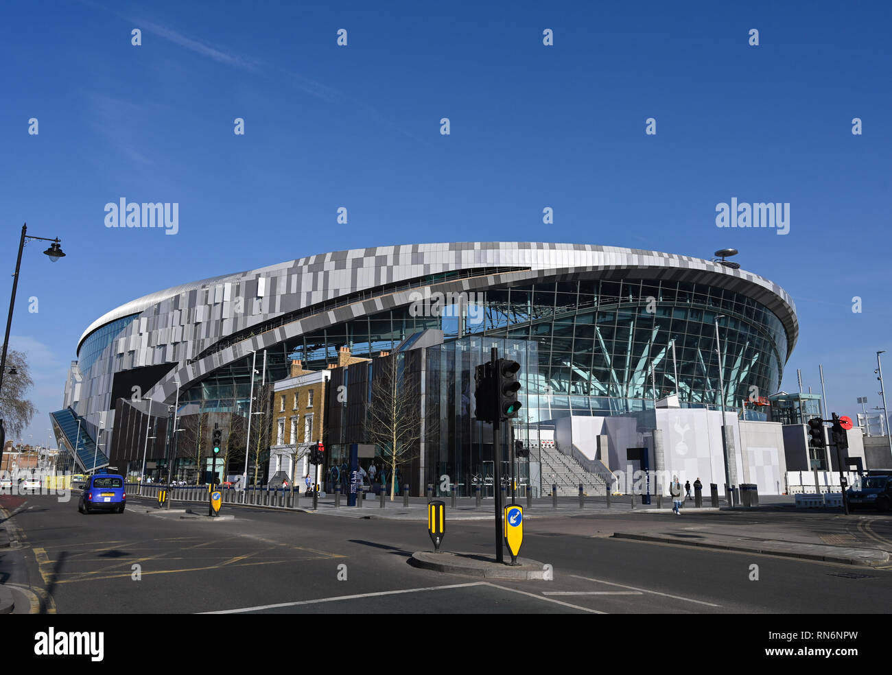 Tottenham Londra Regno Unito 17 Febbraio 2019 - Il nuovo Tottenham Hotspur Stadium torreggia sopra gli edifici circostanti in Tottenham Alta Strada Foto Stock
