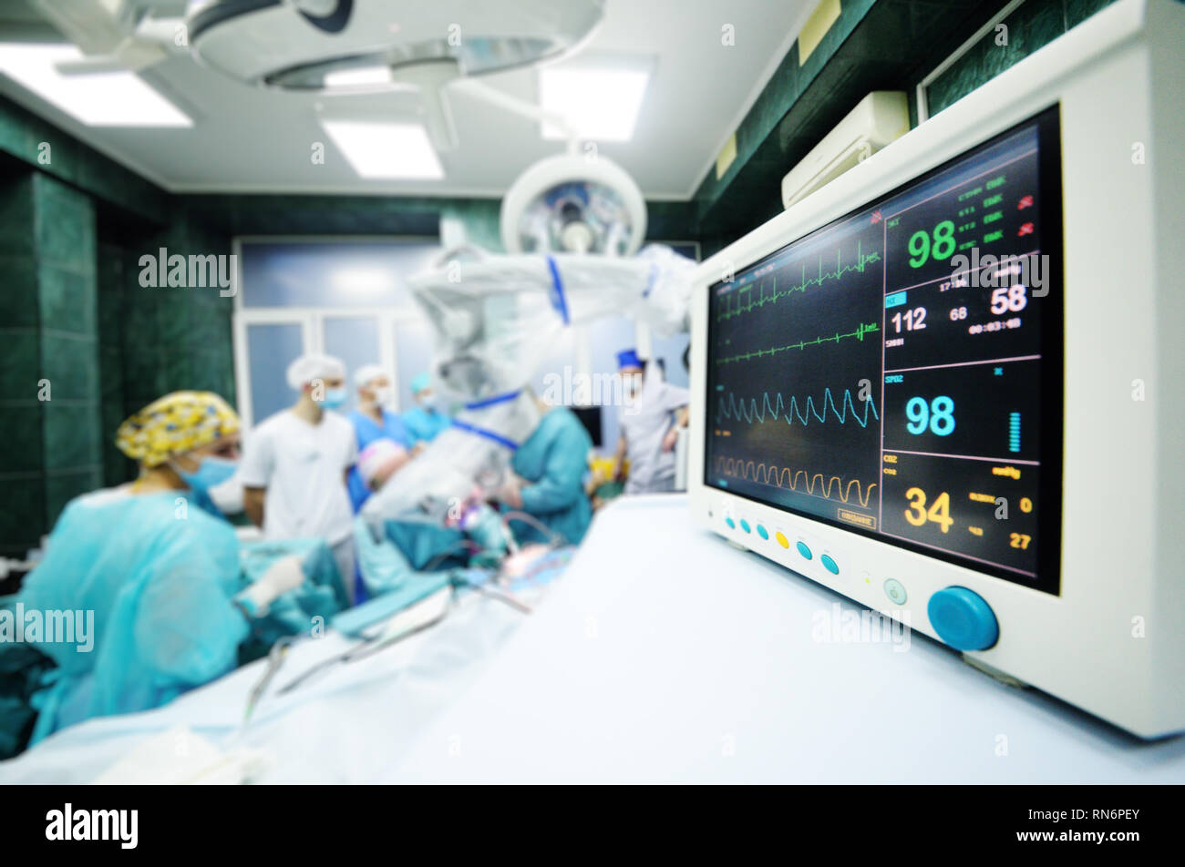 I chirurghi operare le funzioni vitali dei pazienti monitor close-up. Foto Stock
