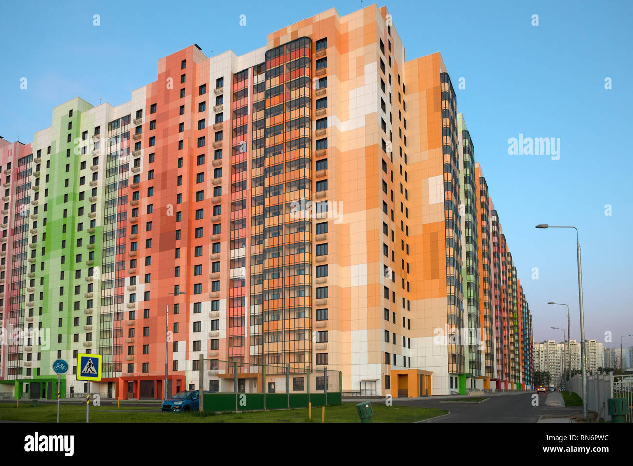 Colorato a più piani edificio residenziale di appartamenti Foto Stock