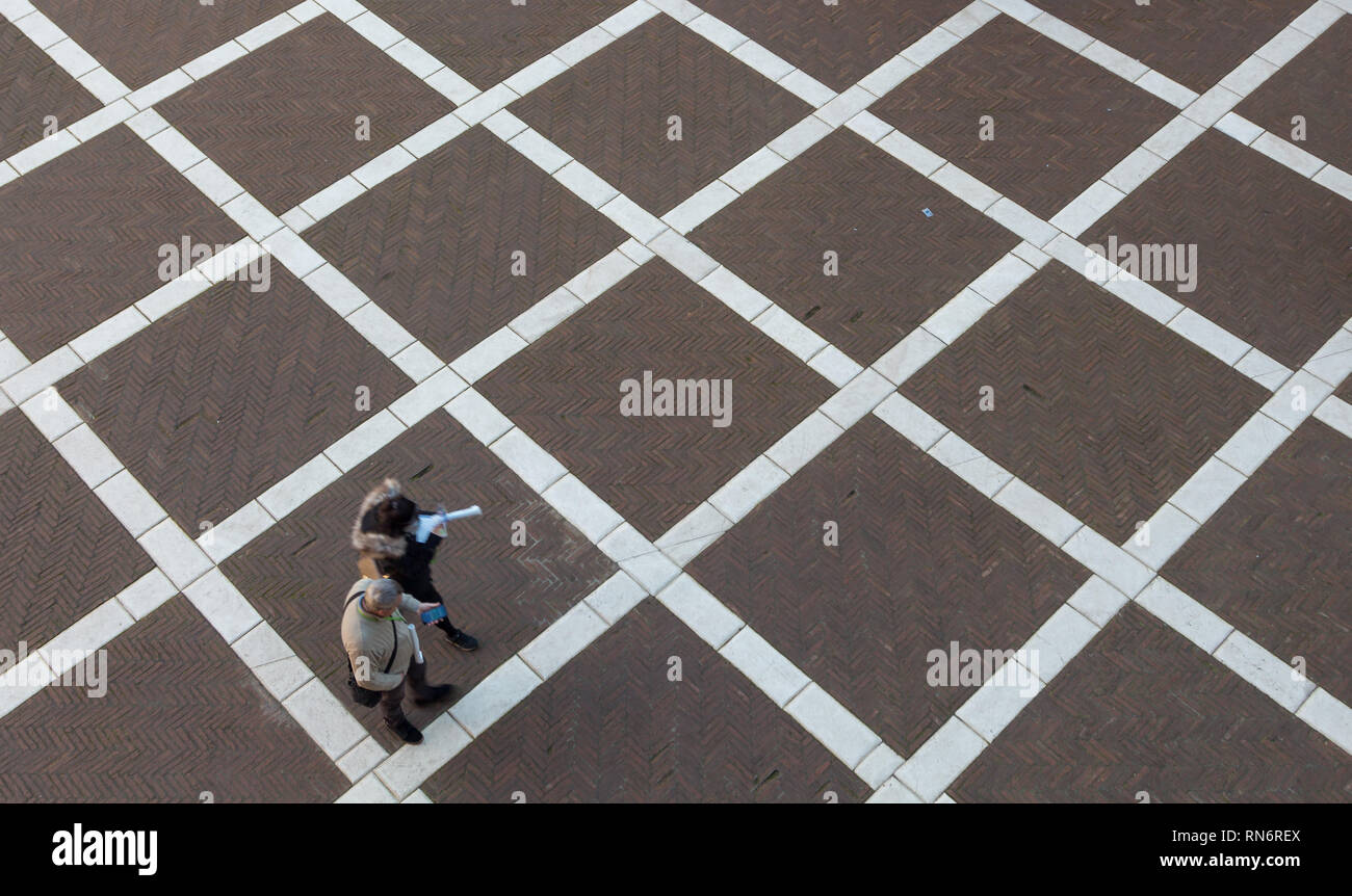Piazza nel centro storico di Siviglia, in Andalusia Spagna con per turisti in cerca di direzione Foto Stock