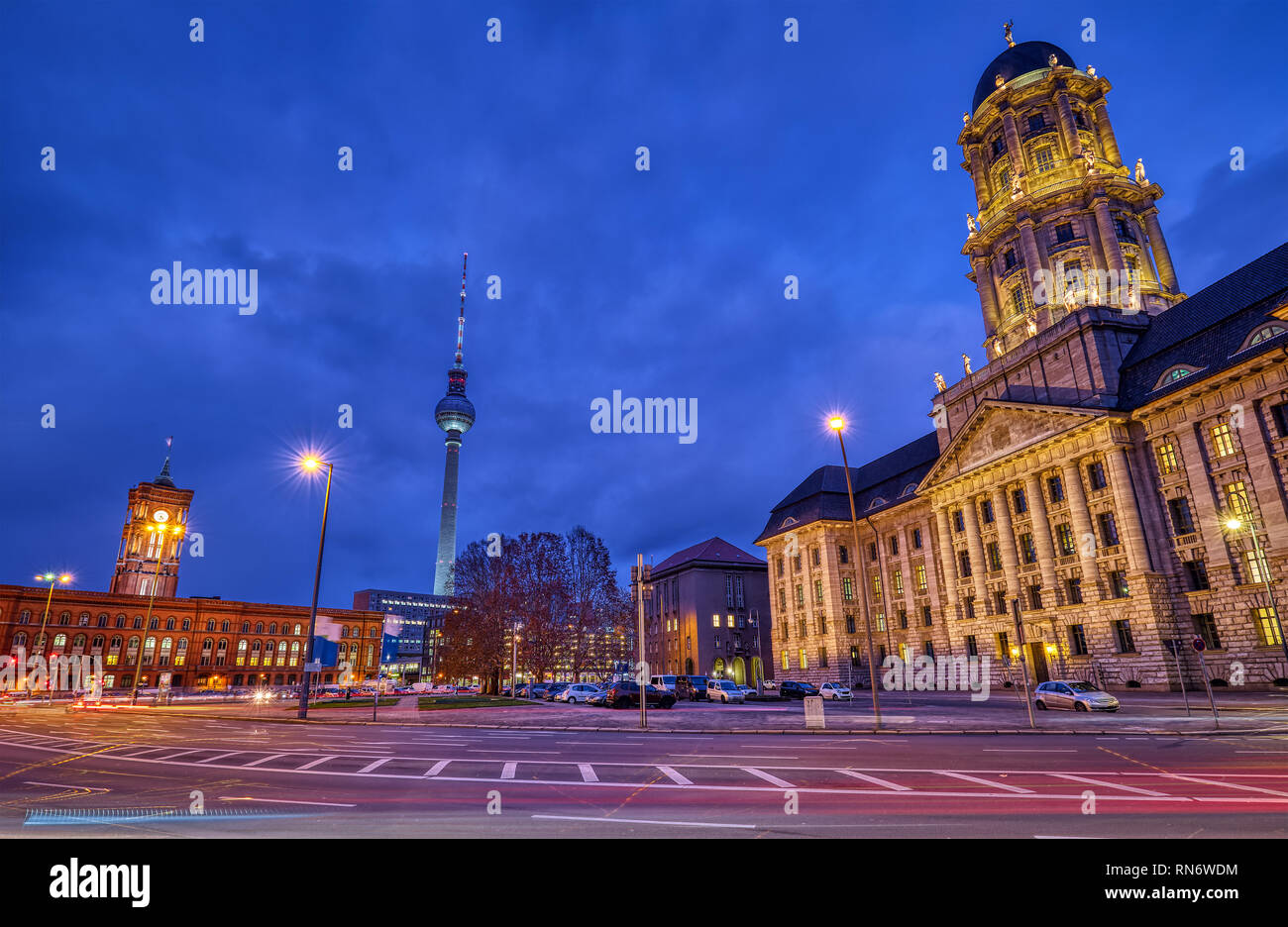 Il Molkenmarkt a Berlino con l'Altes Stadthaus, il Municipio e la torre della televisione di notte Foto Stock