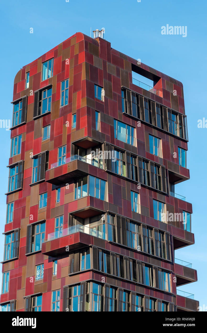 Moderno ed alto edificio di colore rosso appartamento palazzo visto nella Hafencity ad Amburgo, Germania Foto Stock
