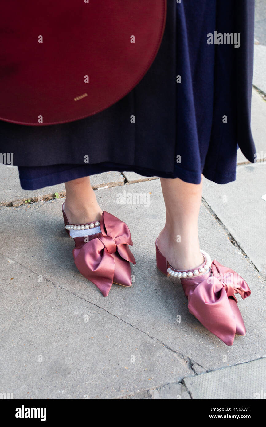 Le scarpe di Madreperla raffigurato durante l'Autunno/Inverno 2019 London Fashion Week al di fuori del BFC visualizza lo spazio, Londra. Foto Stock