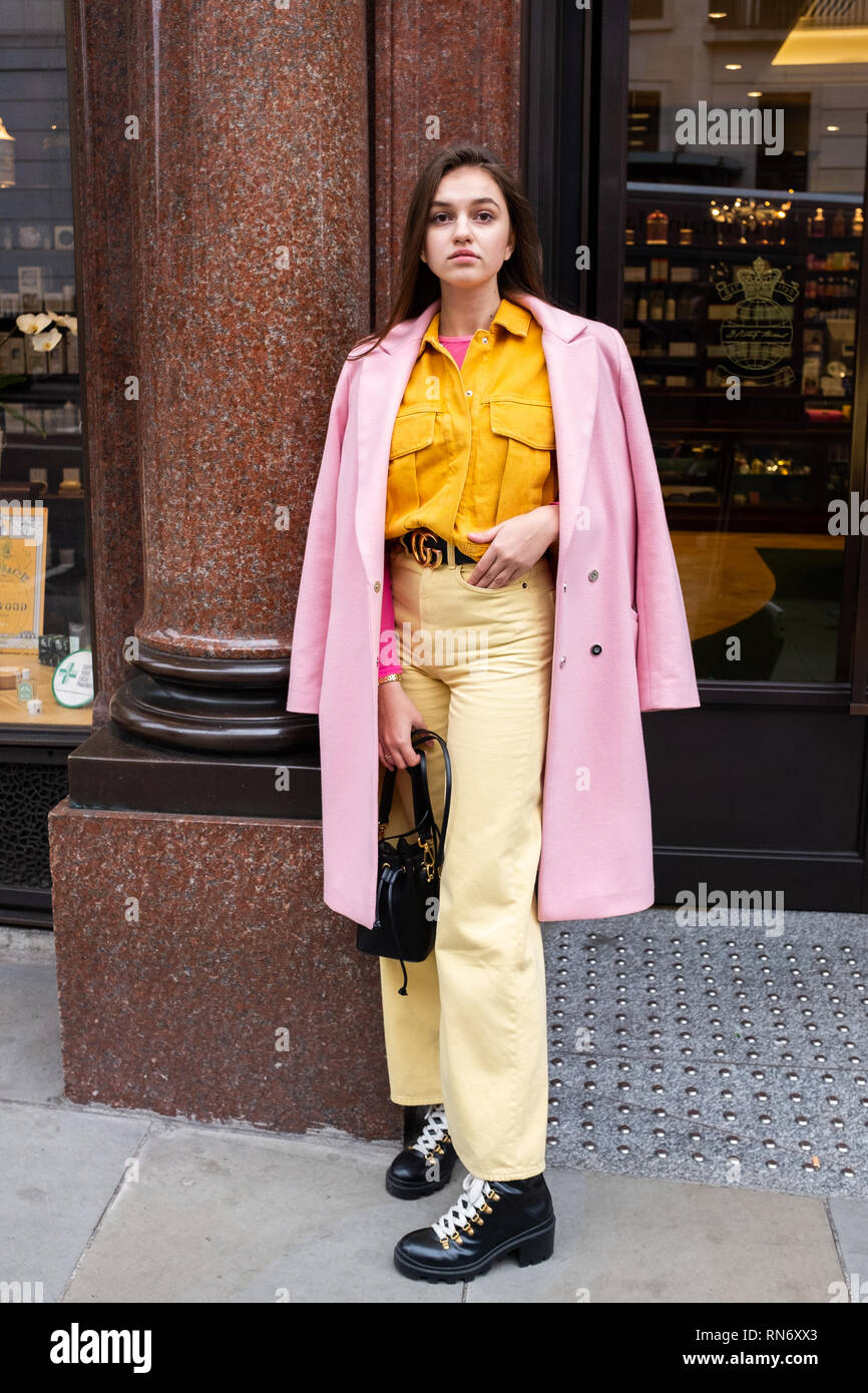 Gestione di moda studente Olimpia Kastrau dalla Polonia nella foto durante  l'Autunno/Inverno 2019 London Fashion Week di Londra. Indossa le scarpe di  Gucci, borsa di Fendi, ricoprire da Misbhv, maglietta arancione giacca