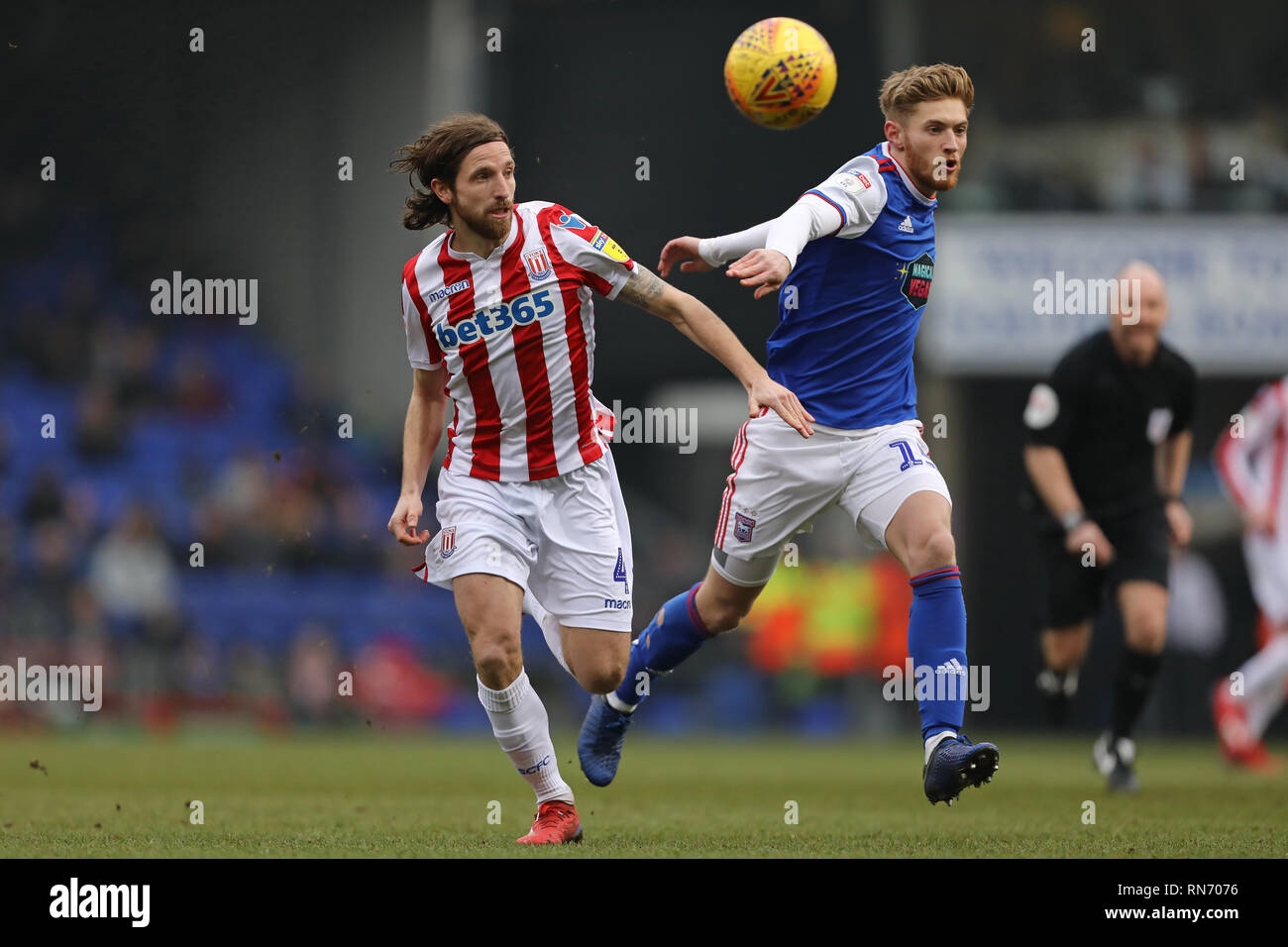 Joe Allen di Stoke City beats Teddy Vescovo di Ipswich Town - Ipswich Town v Stoke City, Sky scommessa campionato, Portman Road, Ipswich - 16 Febbraio 20 Foto Stock