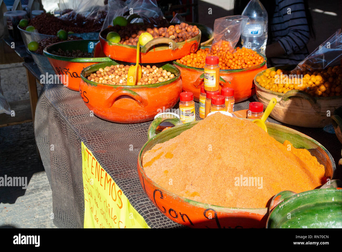 Tenemos, cibo locale presso lo stand del mercato all'aperto, Tlacolula, Oaxaca, Messico Foto Stock