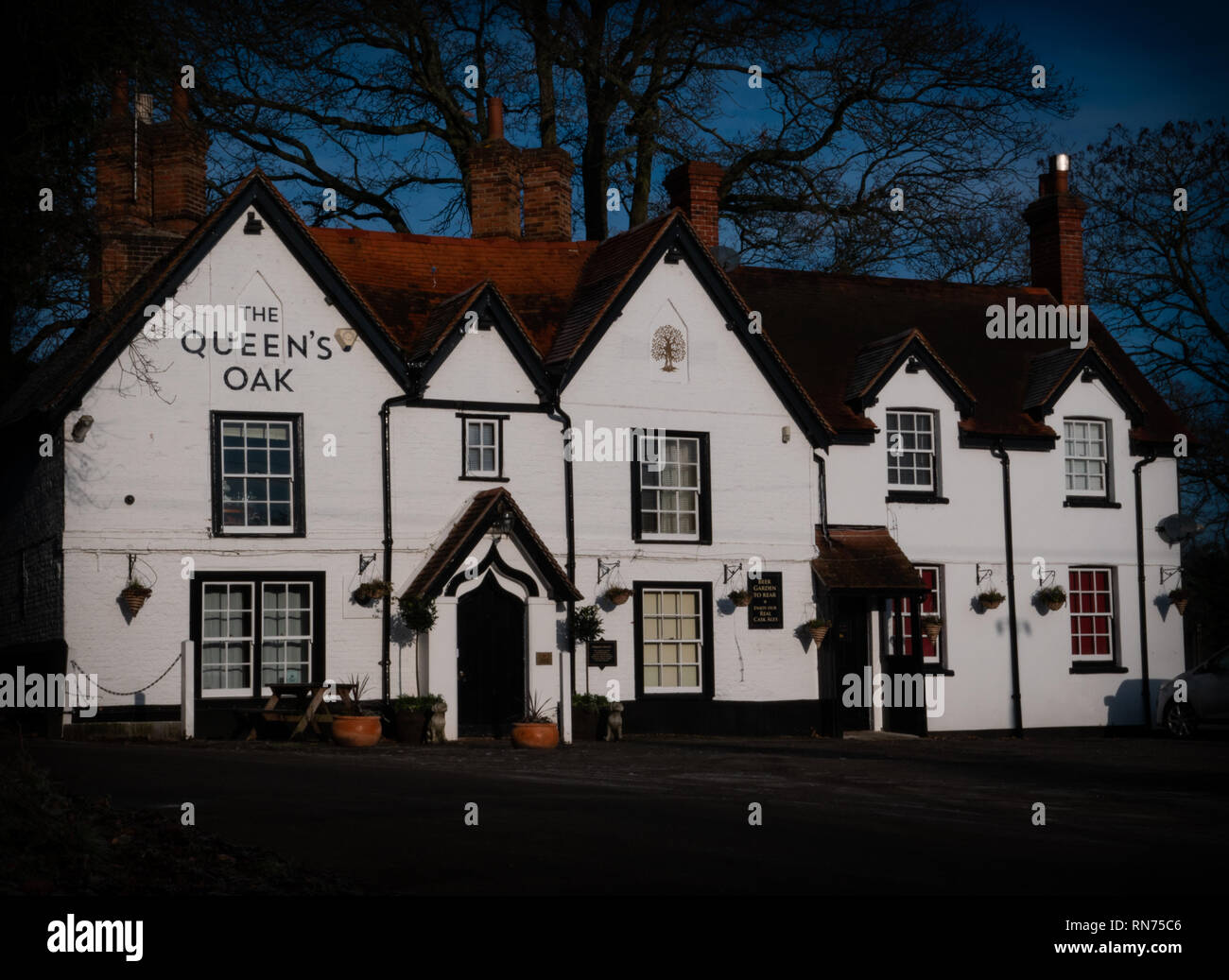 Il vecchio paese di lingua inglese Public House esterno Foto Stock