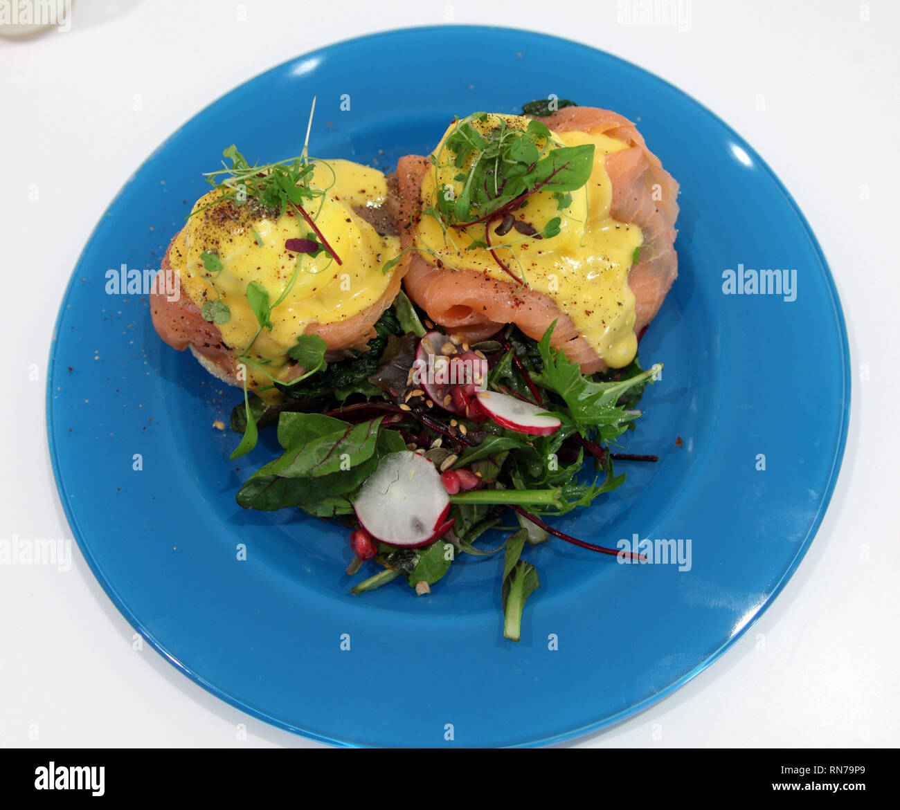 Uova Benedict con salmone affumicato servita al catering Eathos, Dublino, Irlanda Foto Stock