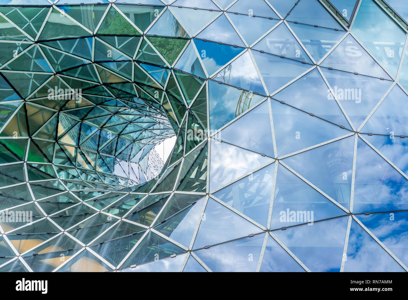 Vista dall'esterno dell'architettura futuristica del centro commerciale Myzeil progettato da Massimiliano Fuksas. Centro di Francoforte Foto Stock