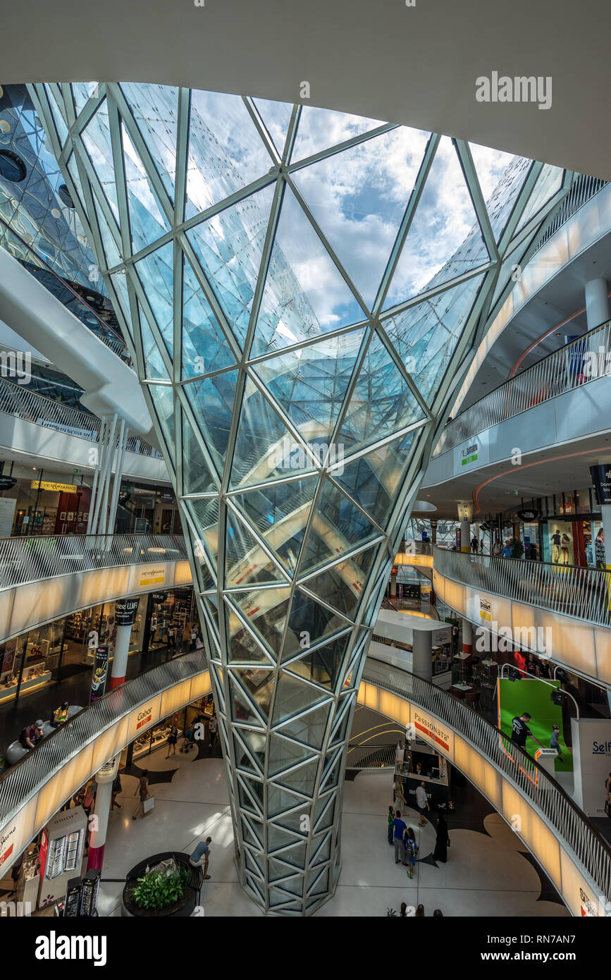 La gente camminare all'interno Myzeil shopping mall. Architettura futuristica Myzeil shoping center edificio è stato progettato da Massimiliano Fuksas. Foto Stock
