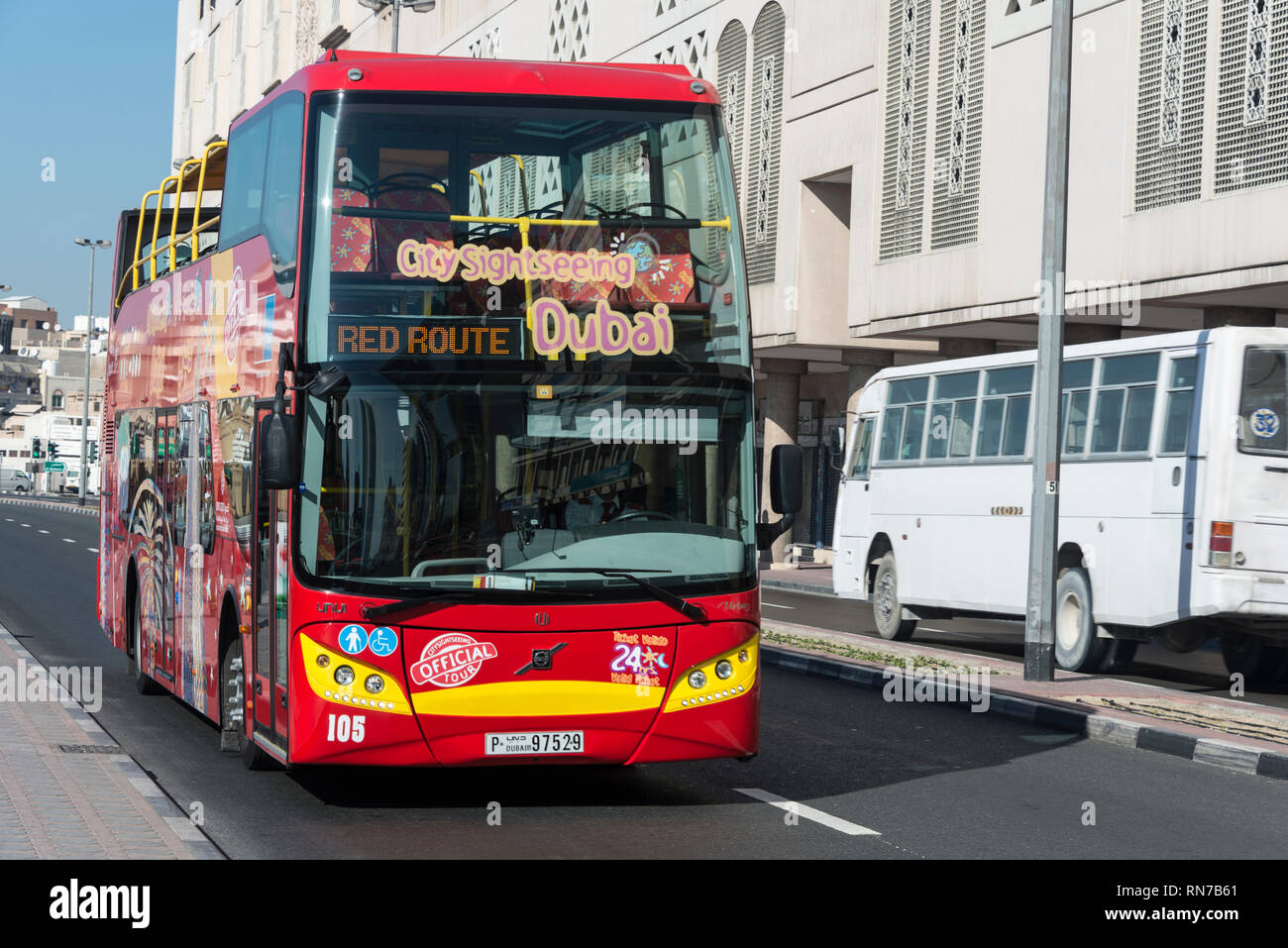 Una Dubai double decker turistico autobus Hop-on, hop-off sul turista Percorso Rosso a Dubai negli Emirati Arabi Uniti (EAU) Foto Stock