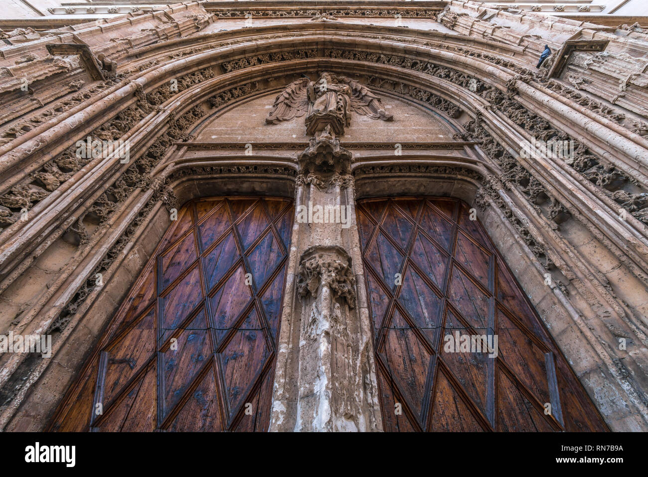 Ingresso della Lonja de Palma de Mallorca (Llotja dels Mercaders) monumento in stile gotico vecchio mercato del pesce, situato nel centro della città di Palma di Maiorca, Sp Foto Stock