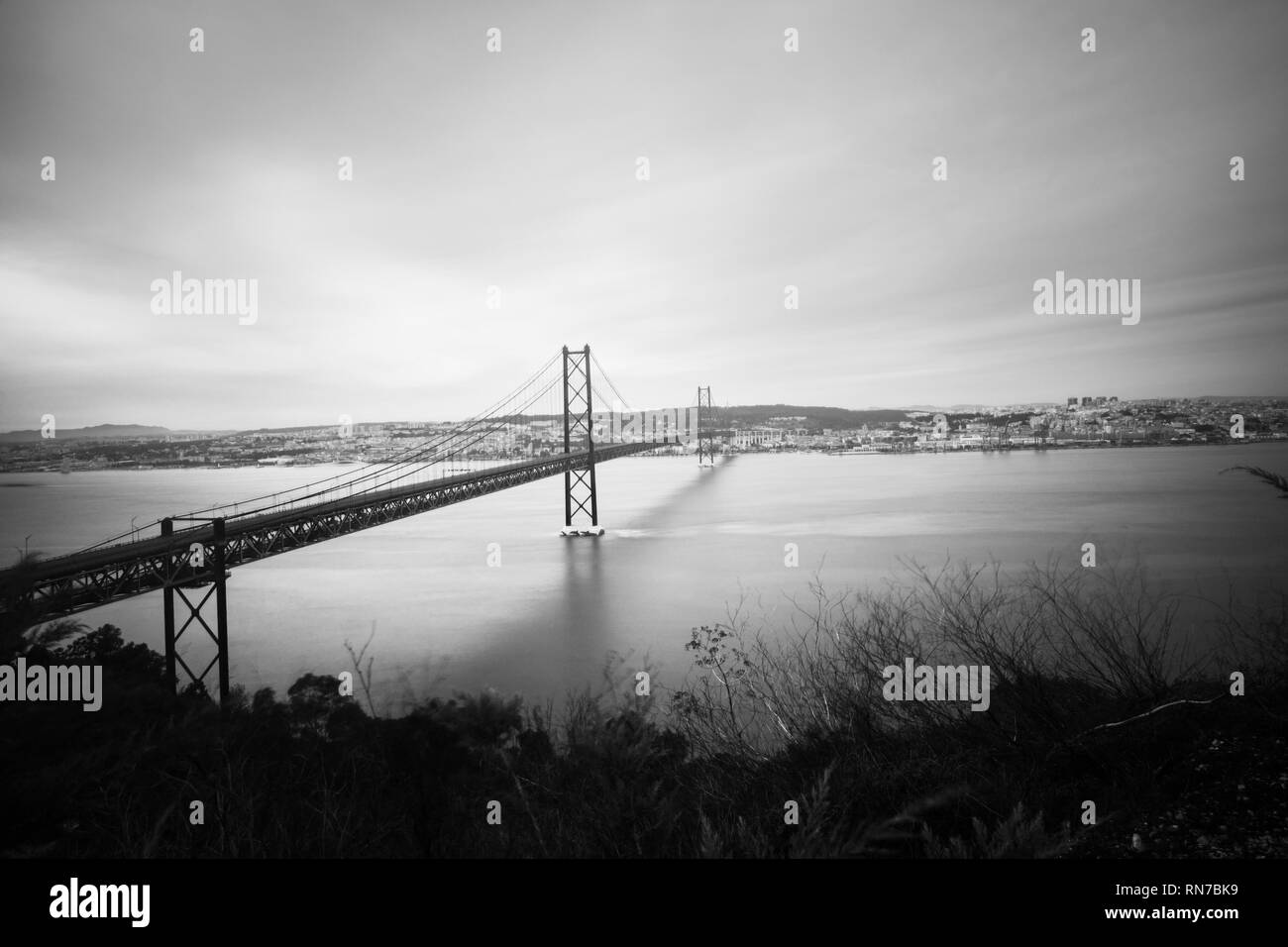 Vista panoramica del Ponte 25 de Abril, lungo ponte a Lisbona, Portogallo Foto Stock