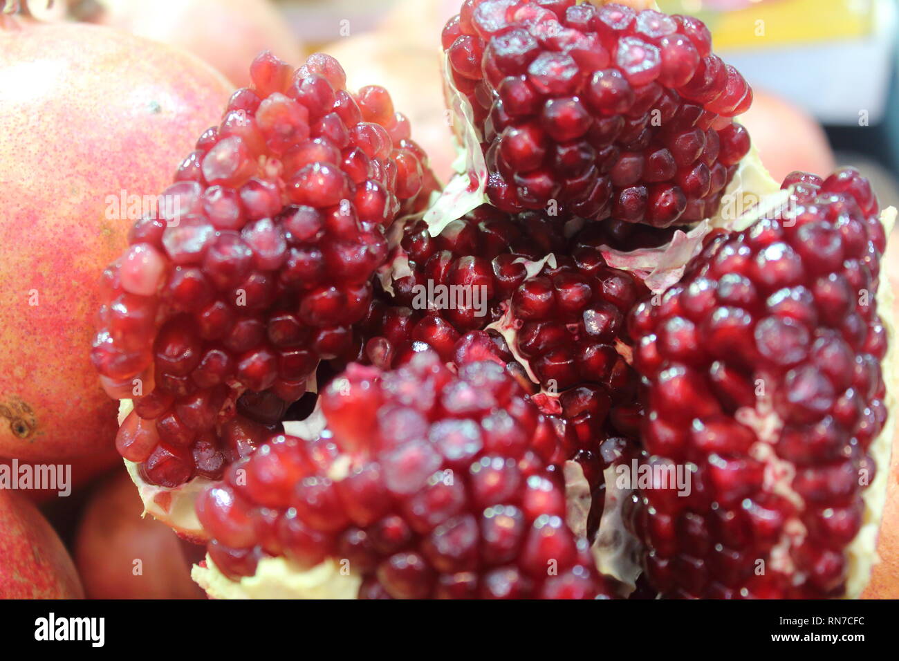 Bella melagrana con lo zenzero, arance e altri frutti tropicali Foto Stock