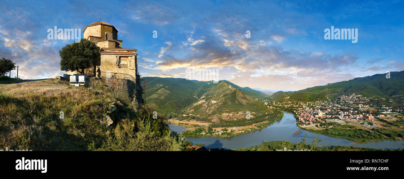 Foto e immagini del monastero di Jvari, un sesto secolo Georgian monastero ortodosso nei pressi di Mtskheta, Georgia orientale. Un sito Patrimonio Mondiale dell'UNESCO. Il JVA Foto Stock