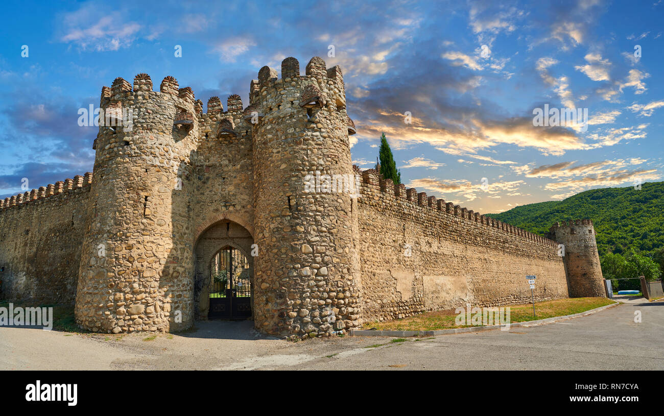 Foto e immagini del medievale la porta fortificata casa fortificata e cortina muraria della Cattedrale Ninotsminda, 575 AD, Sagarejo, in Kakheti regi Foto Stock