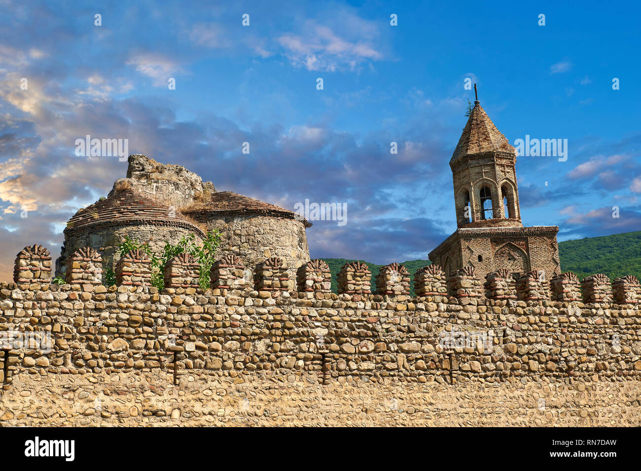 Foto e immagini del medievale fortificata la cortina muraria della Cattedrale Ninotsminda, 575 AD, Sagarejo, nella regione di Kakheti, Georgia (paese). N Foto Stock